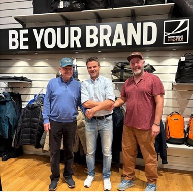 <p>Christer Dalgård, vd och ägare på Myshkin flankerad av Tage Nordkvist, ordförande i Kils Golfklubb till vänster och klubbchefen Christian Nilsson till höger.</p>
