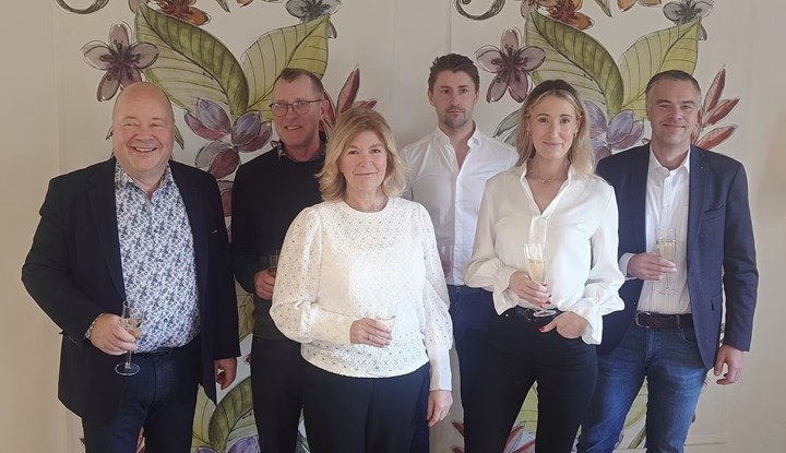 <p>Mikael Ahlbäck (ägare Rani Plast), Jonas Skoglund, Sofie Skoglund, Oscar Skoglund, Emma Skoglund och Stefan Kaptens, vd på Rani Plast.</p>

