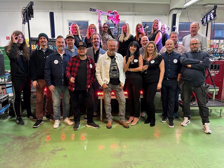 <p>All In Screen firade 15 år som företag – här hela personalstyrkan samlad.</p>
