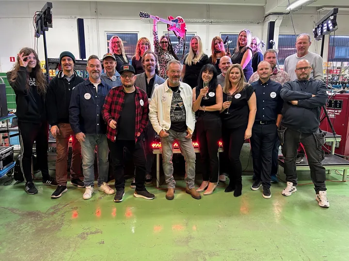 <p>All In Screen firade 15 år som företag – här hela personalstyrkan samlad.</p>
