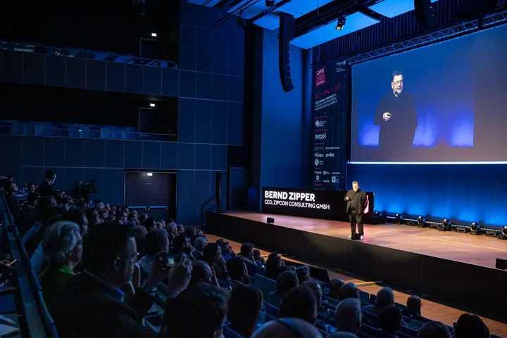 <p>Bernd Zipper står bakom Europas största konferens inom den digitala utvecklingen i branschen. Här på förra årets event.</p>
