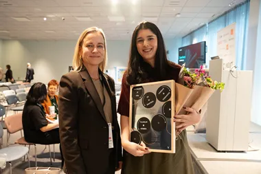 <p>Grafiska Företagens vd Eva Glückman och Jasmine Darban, vinnare av årets stora branschpris.</p>
