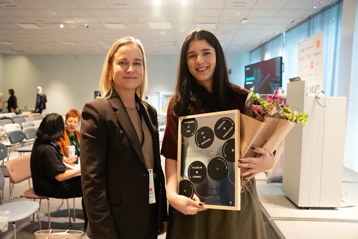 <p>Grafiska Företagens vd Eva Glückman och Jasmine Darban, vinnare av årets stora branschpris.</p>
