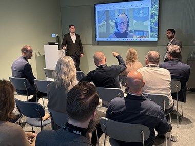 <p>Mårten Larsson från Skogsindustrierna och Anna-Clara Sjöström (med på videolänk) bringade klarhet kring var införandet av EUDR stod i dagsläget och vad som väntar. Jakob Steinstö, branschansvarig på Grafiska Företagen var moderator för frukostseminariet på Print Next.</p>
