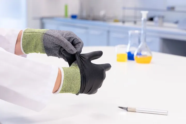 <p>Nya Tegera-handsken ses på bilden under en engångshandske i en hygienkritisk miljö.</p>
