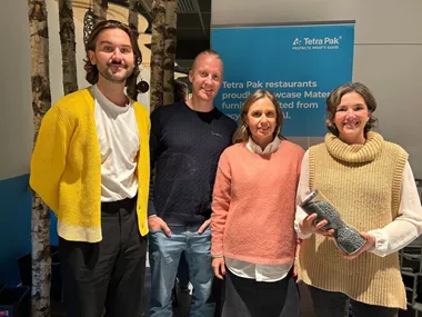 <p>Petter Ekelund, Eirik Stensrud och Sara Georgsson från Artek Solutions tillsammans med Amanda Persson från Tetra Pak, som visar materialet PolyAl.</p>
