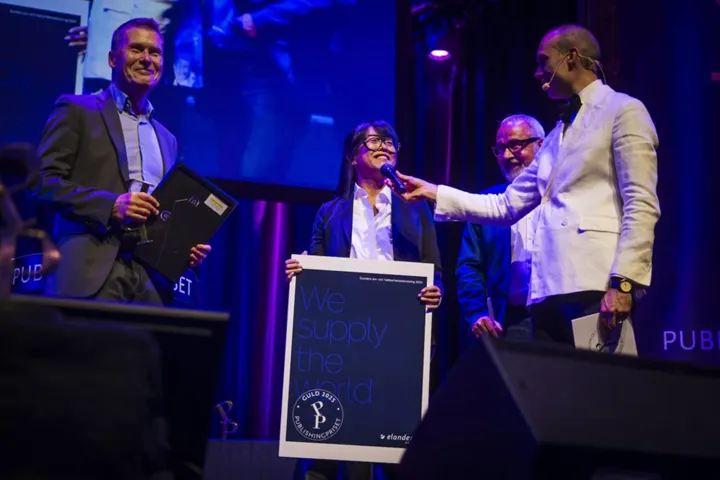 <p>Elanders vann Guld för sin årsredovisning. Ronny Byberg på Elanders tar emot priset tillsammans med Anna Yo Lee och Frank Bagge från byrån Narva.</p>
