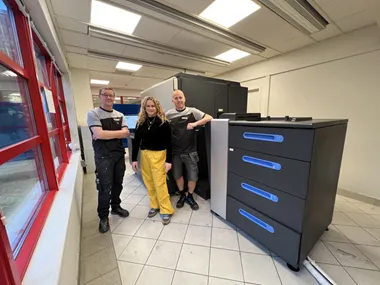 <p>Hans-Olof Andersson, Alice Norheim, och Mattias Forsberg vid nya HP Indigo-pressen.</p>
