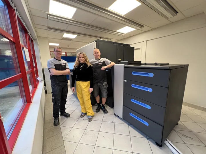 <p>Hans-Olof Andersson, Alice Norheim, och Mattias Forsberg vid nya HP Indigo-pressen.</p>
