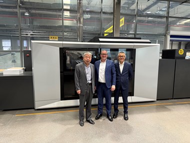 <p>Cui Wen Feng, ägare av Shengda Printing Technology tillsammans med Heidelbergs David Schmedding, teknik- och försäljningschef, och Benny Huang, regionchef för Kina.</p>
