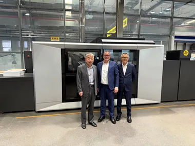 <p>Cui Wen Feng, ägare av Shengda Printing Technology tillsammans med Heidelbergs David Schmedding, teknik- och försäljningschef, och Benny Huang, regionchef för Kina.</p>
