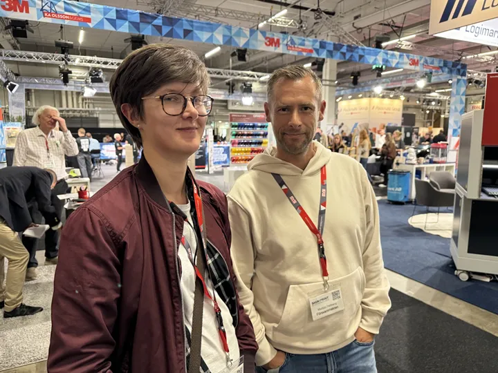 <p>Tryckerimedarbetarna Matilda och Mattias spanade in grafiska maskiner på Kistamässan. </p>
