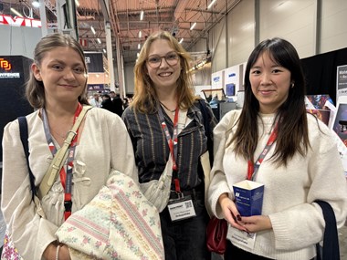 <p>Astrid Waller, Emmy Magnusson och Cornelia Björk hade det roligt i mässgångarna.</p>
