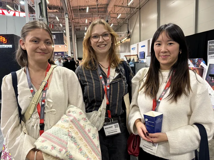 <p>Astrid Waller, Emmy Magnusson och Cornelia Björk hade det roligt i mässgångarna.</p>
