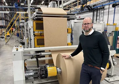 <p>Försäljningschef Anders Wulff vid Bongs produktionslinje för att tillverka bärkassar.</p>
