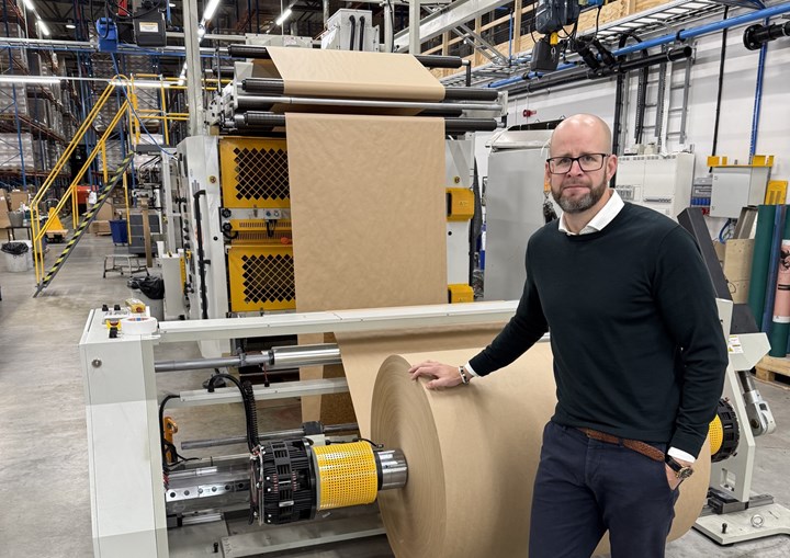 <p>Försäljningschef Anders Wulff vid Bongs produktionslinje för att tillverka bärkassar.</p>
