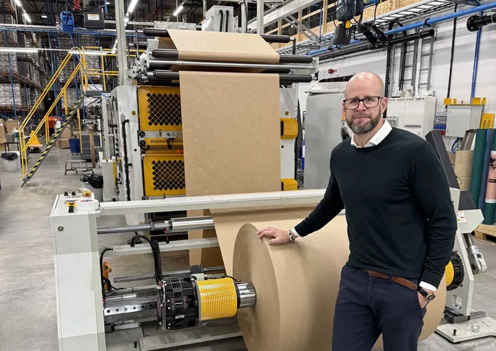 <p>Försäljningschef Anders Wulff vid Bongs produktionslinje för att tillverka bärkassar.</p>
