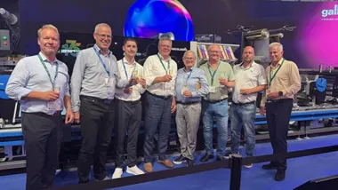 <p>Representanter från Heidelberg och Nordvalls skålade för affären med bubbel på Labelexpo i Barcelona. </p>
