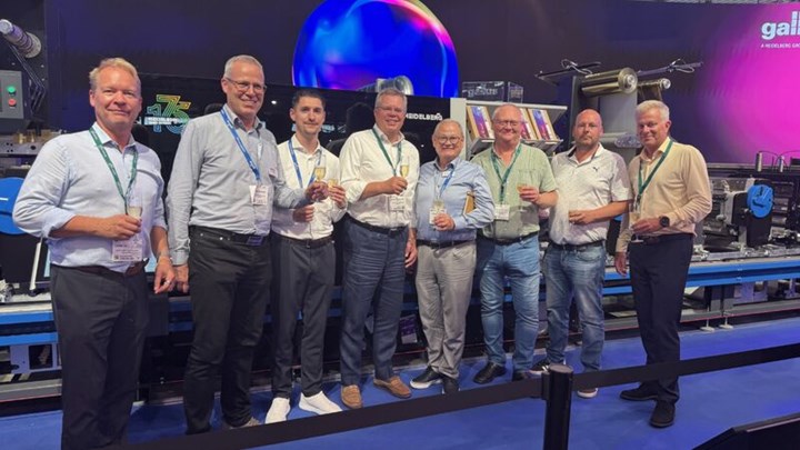 <p>Representanter från Heidelberg och Nordvalls skålade för affären med bubbel på Labelexpo i Barcelona. </p>
