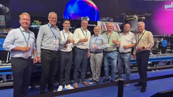 <p>Representanter från Heidelberg och Nordvalls skålade för affären med bubbel på Labelexpo i Barcelona. </p>
