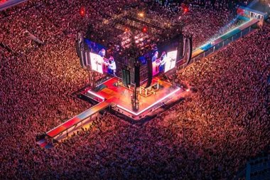 <p>Big Image fixade fram den printade scenmattan Clear Stage på hela 900 kvadratmeter när Håkan Hellström höll konserter på Ullevi.</p>
