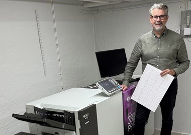 <p>Per Norin, vd på Bok &amp; Tryck vid företagets senaste investering i maskinparken, en Riso-printer.</p>
