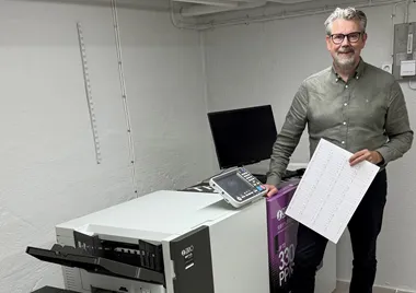 <p>Per Norin, vd på Bok &amp; Tryck vid företagets senaste investering i maskinparken, en Riso-printer.</p>
