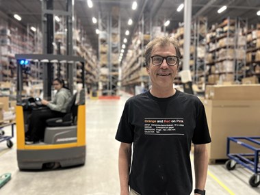 <p>Peter Westin i Logipacs nya lokaler i Kallhäll som man flyttade in i tidigare i år.</p>
