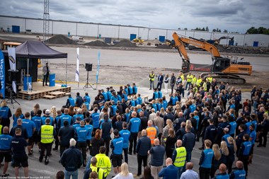 <p>Ahlsells anställda samlades när byggstarten drogs igång.</p>
