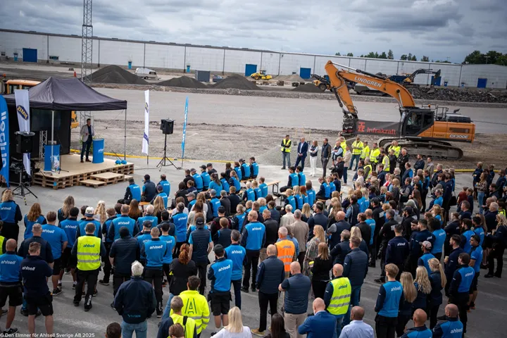 <p>Ahlsells anställda samlades när byggstarten drogs igång.</p>
