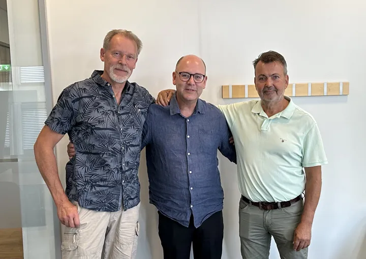 <p>Jonny Mejdahl och Per Swartz på varsin sida om nya ägaren Mats Strandow.</p>
