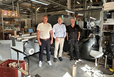 <p>Kalle Järnfors, produktionschef, Dennis Artursson, vd, och Jonas Alkstrand, operatör på Boxes &amp; Labels.</p>
