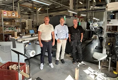 <p>Kalle Järnfors, produktionschef, Dennis Artursson, vd, och Jonas Alkstrand, operatör på Boxes &amp; Labels.</p>
