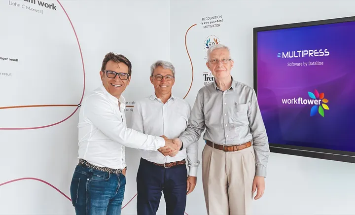 <p>Dirk Deroo, vd på Dataline skakar hand med Tom Vermassen and Jos Dechamps på Workflower.</p>
