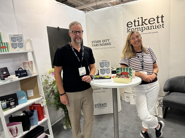 <p>Eric Albertsson och Mariana Larsson på Etikettkompaniet mötte besökare på profilmässan Nordic Profile Fair i Jönköping. </p>
