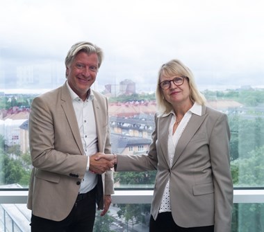 <p>JCDecaux Sveriges vd Magnus Heljeberg och SL:s tillförordnade förvaltningschef Amanda Svensson.</p>
