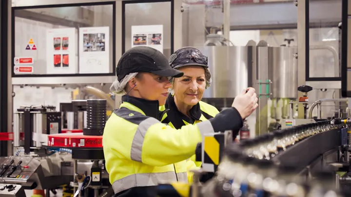 <p>Coca-Cola tittar allt mer på hur man ska minska miljöpåverkan från sina förpackningar.</p>
