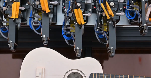 <p>Fem skrivhuvud rör sig oberoende av varandra uppåt och nedåt.</p>
