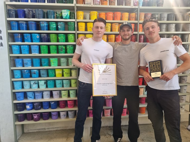 <p>Carl Bröms, Alexander Chatila och Tage Kaiser på Wtprint framför sina färgburkar med diplomet från årets Unga Företagare.</p>
