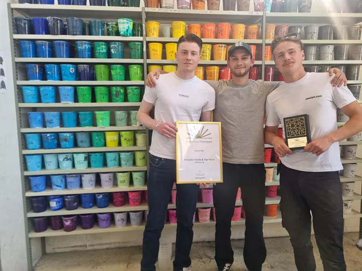 <p>Carl Bröms, Alexander Chatila och Tage Kaiser på Wtprint framför sina färgburkar med diplomet från årets Unga Företagare.</p>
