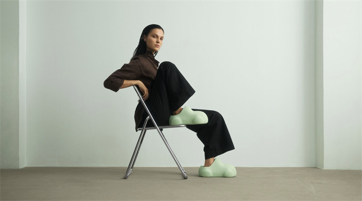 <p>Unika skor formade som Ahlgrens bilar av konstnären Bucktron.</p>
