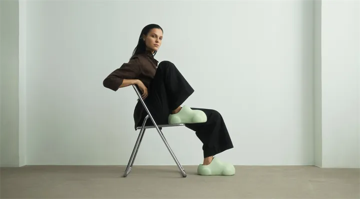 <p>Unika skor formade som Ahlgrens bilar av konstnären Bucktron.</p>
