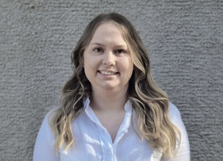 <p>Anna Jakobsson Smedelind har gått från utbildning och praktik på Etcetera Offset till anställning på tryckeriet där hon ska projektleda den digital affärsutvecklingen. </p>
