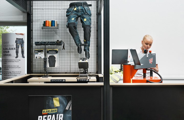 <p>Lagar byxor och andra arbetskläder. </p>
