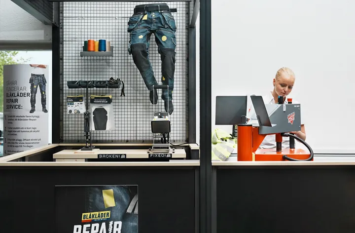 <p>Lagar byxor och andra arbetskläder. </p>
