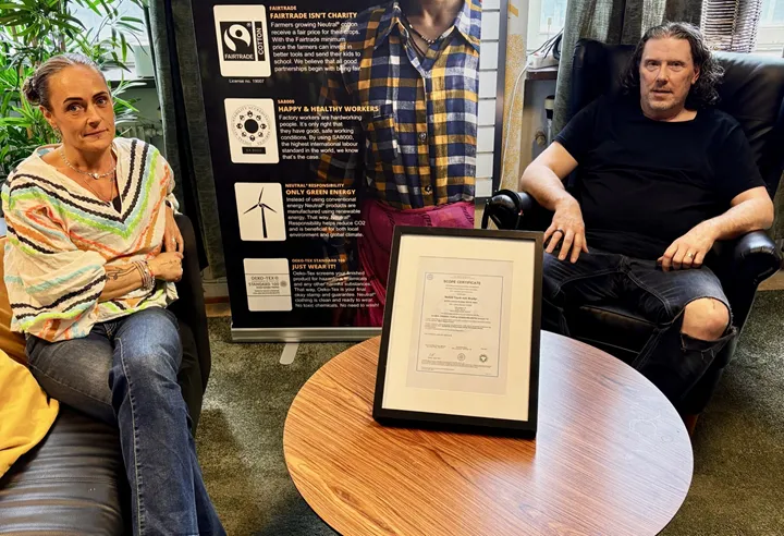 <p>Sofia och Mats Crona gläds åt företagets GOTS-certifiering.</p>
