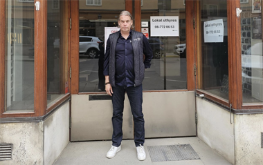 <p>Jörgen Ängehult utanför de nya lokalerna på Östermalm.</p>
