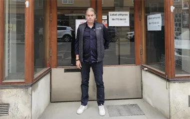 <p>Jörgen Ängehult utanför de nya lokalerna på Östermalm.</p>
