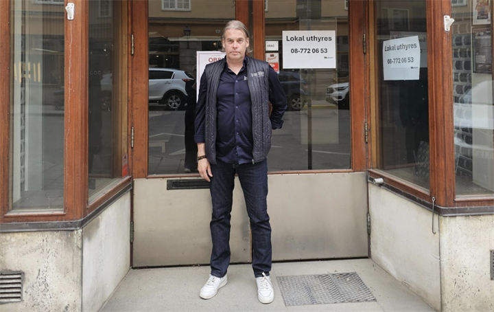 <p>Jörgen Ängehult utanför de nya lokalerna på Östermalm.</p>
