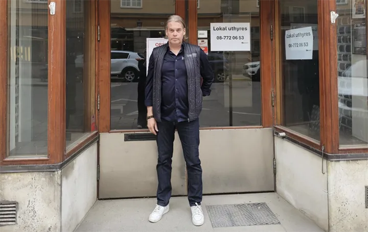 <p>Jörgen Ängehult utanför de nya lokalerna på Östermalm.</p>
